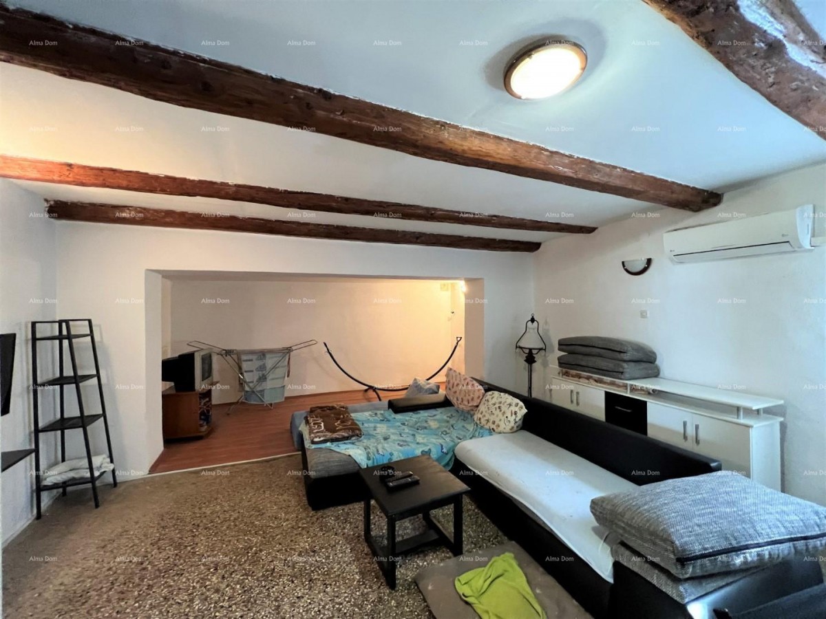 Vendiamo una casa ad uso commerciale e residenziale nel centro di Medulina. 11