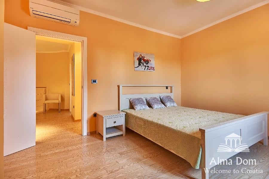 Pula Gortanova uvala, Prvi red - Luksuzna vila sa garažom i bazenom na jedinstvenoj lokaciji u Puli! 10