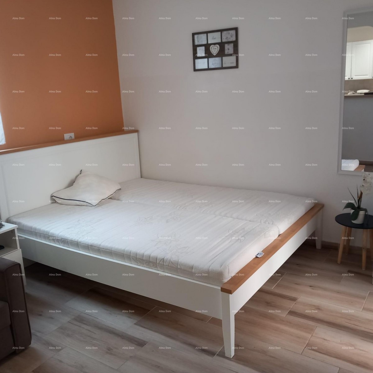 Prodaje se kuća sa 3 apartmana i dvorištem, blizu Pule. Pješčana uvala. 9