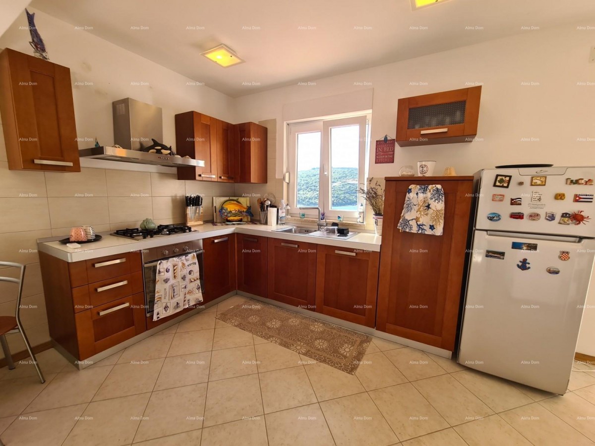 Apartment with an open view of the bay and the sea. 16