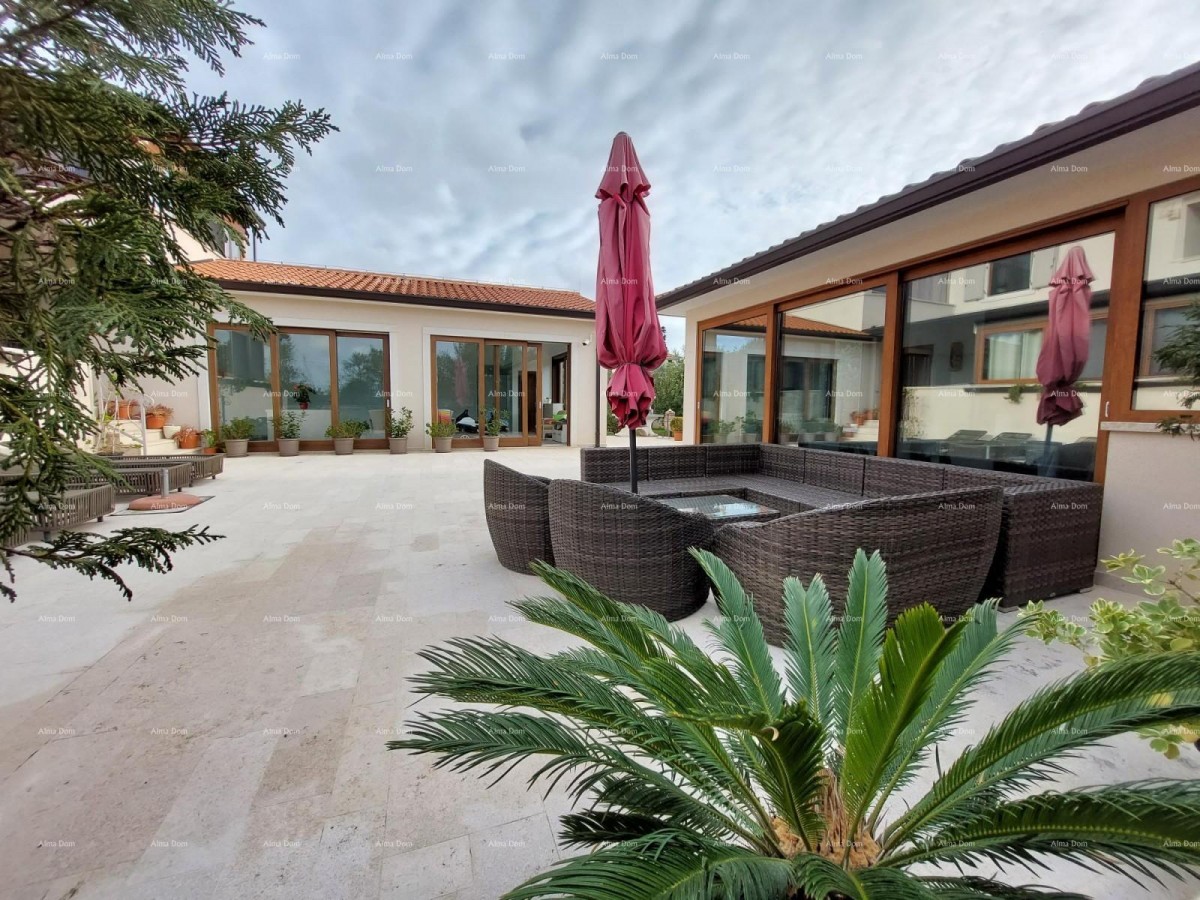 Современный дом с двумя апартаментами, крытым бассейном и большим двором. 8