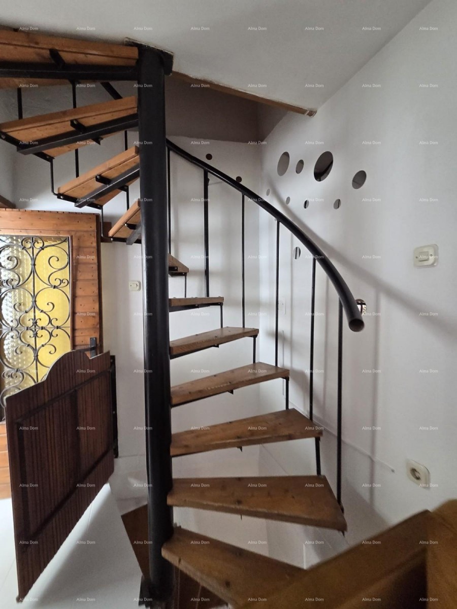 For sale: Renovated stone house in the center of the town of Vodnjan. 10