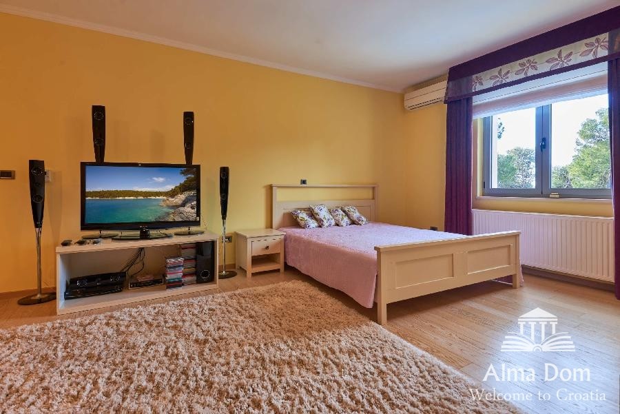 Pula Gortanova uvala, Prvi red - Luksuzna vila sa garažom i bazenom na jedinstvenoj lokaciji u Puli! 16