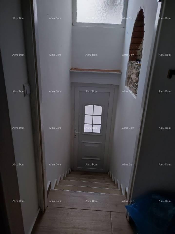 Na prodaju – prostrani stan u Puli,  110 m² 6