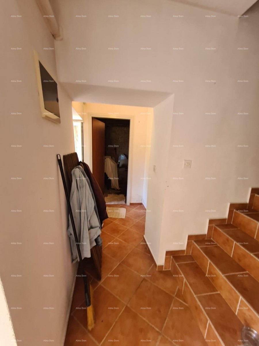 Prodaja hiše z dvoriščem in velikim zemljiščem, Barban 12