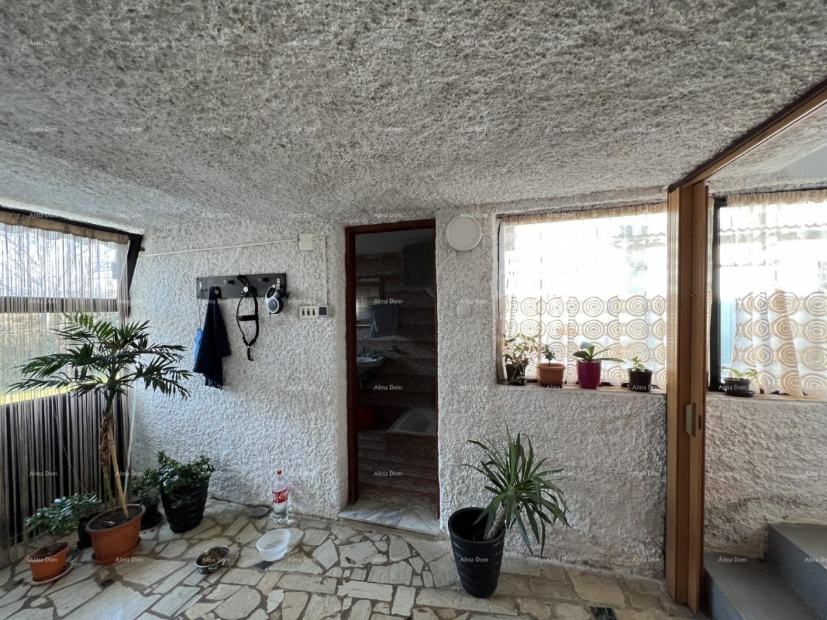 Vendiamo una casa ad uso commerciale e residenziale nel centro di Medulina. 17
