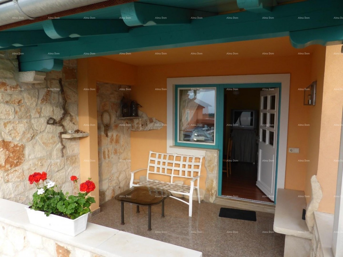 Prodaje se vila, blizina Marčane. 10