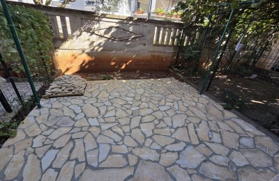 Sale - Ground floor apartment with parking space, Pula!