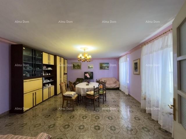 Мы продаем большой отдельно стоящий дом с просторным двором! 8