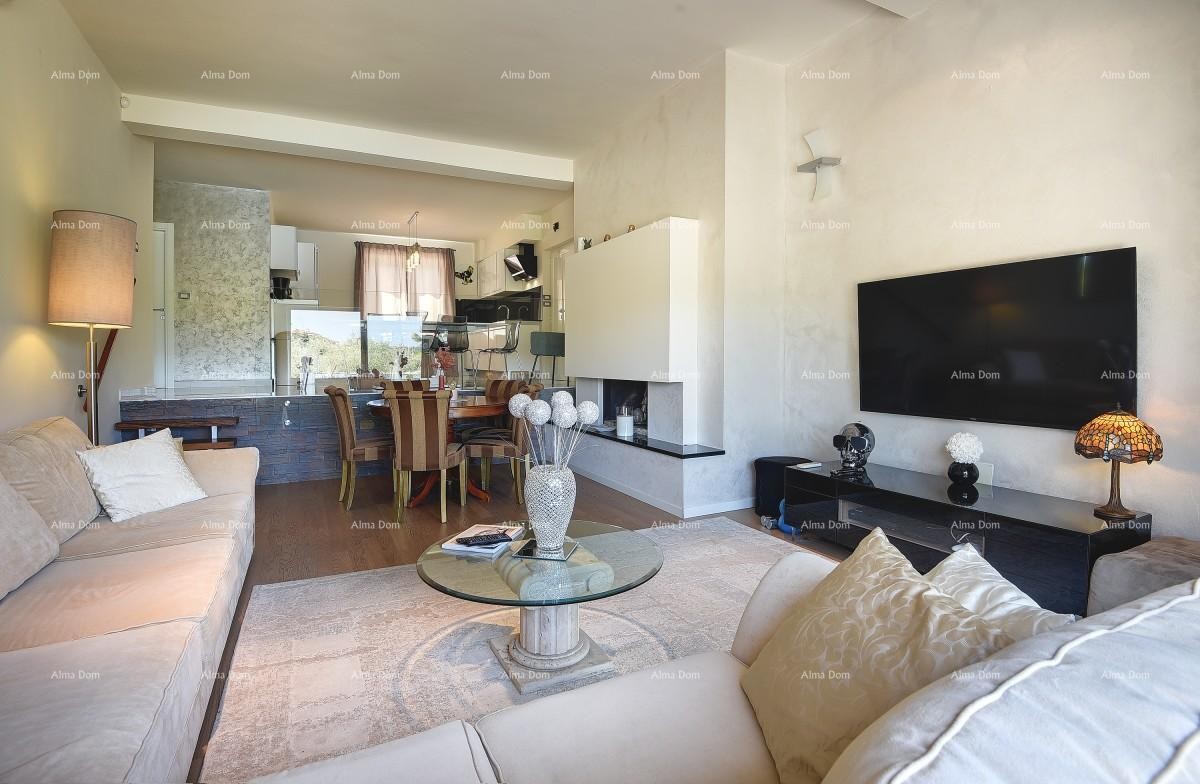 Prvi red do mora i plaže – kuća s bazenom i velikom okućnicom, Pješčana Uvala! 11