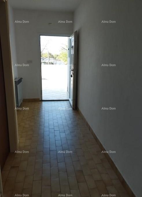For sale: house with a large yard, 5 km from Poreč. 6
