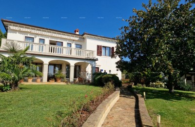 UMAG - Prostorna hiša z velikim vrtom, prva vrsta ob morju