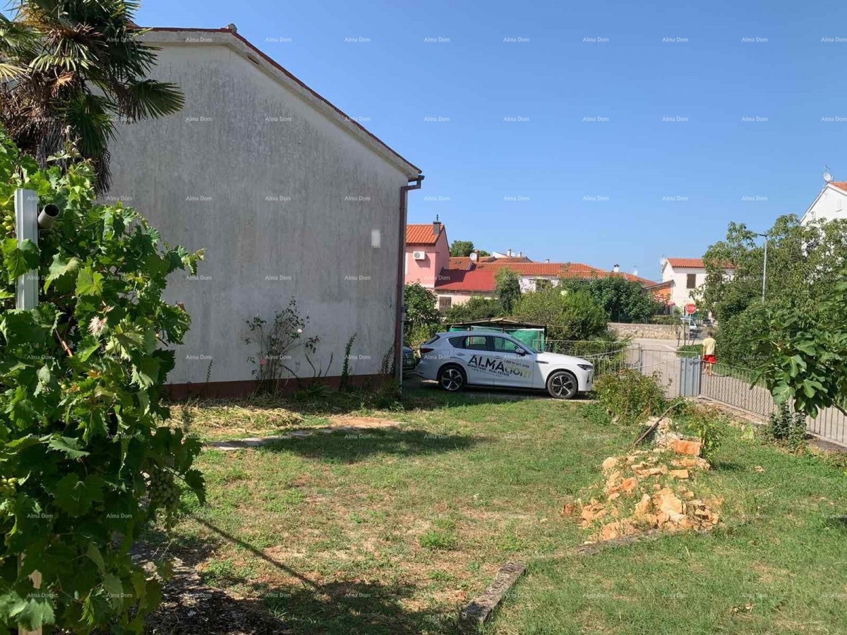 A detached house for renovation in the center of Rovinj is for sale 7