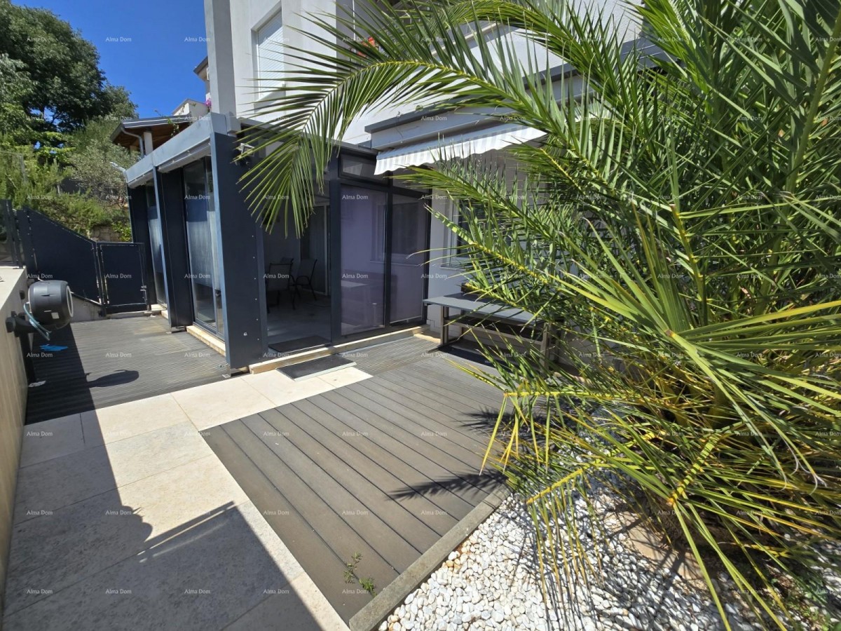 Modernly furnished apartment near the center of Pula with a garden and parking. 1