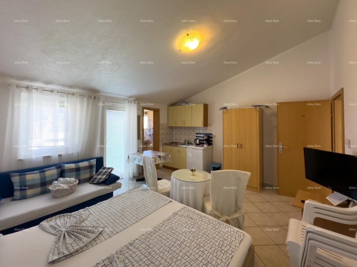 МЕДУЛИН! Студия-апартамент на втором этаже многоквартирного дома. 1