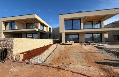 Продажа современных вилл в красивом жилом районе Умага