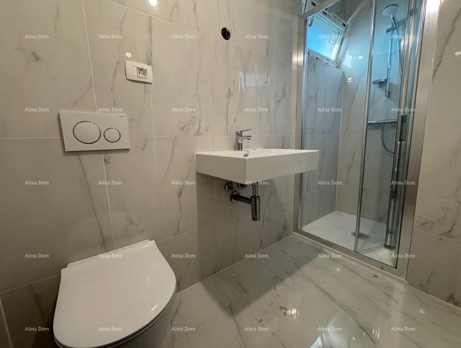 Luksuzni dvoetažni stan s pogledom na more i prostranom terasom u Zambratiji 14