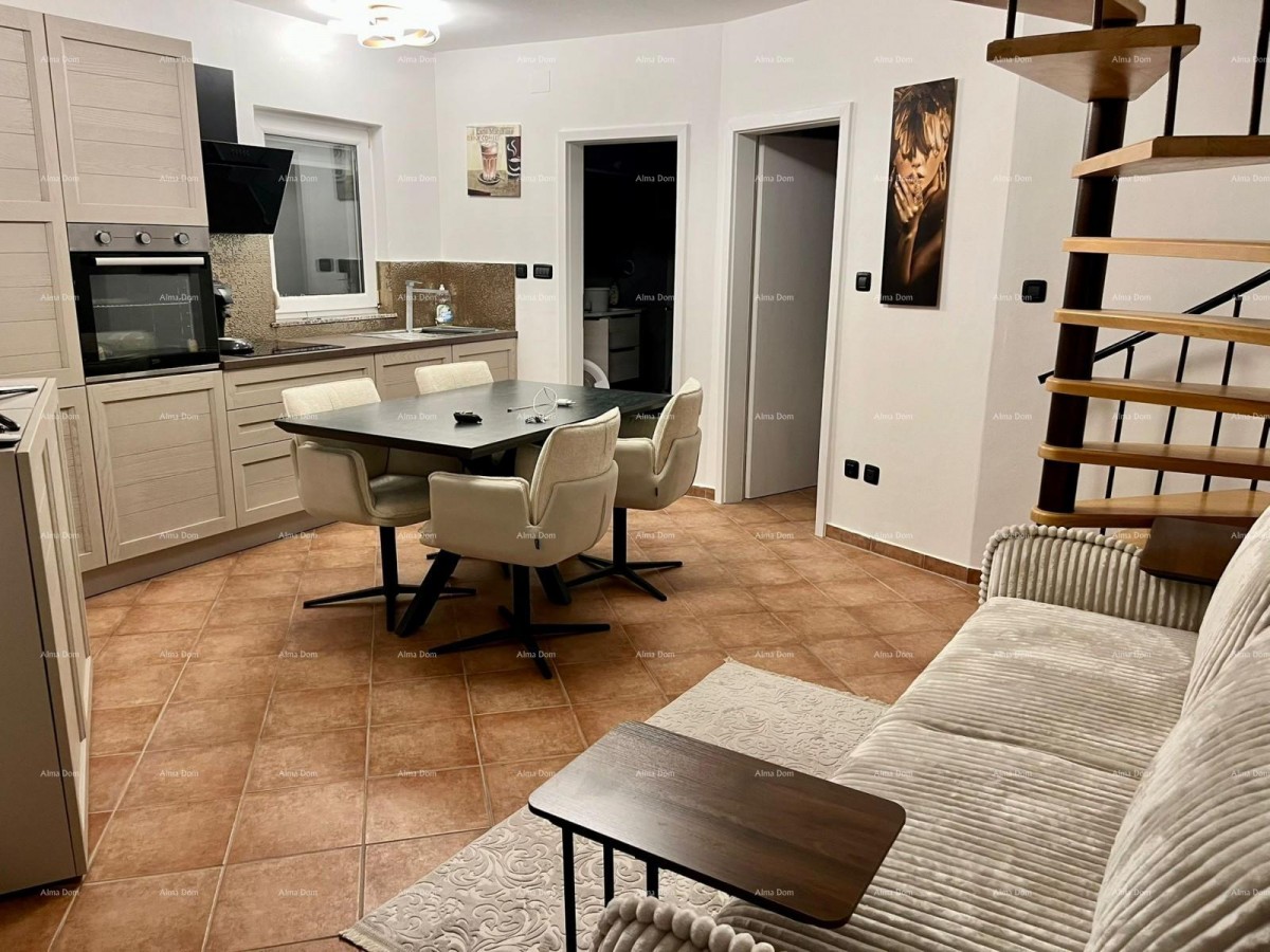 Prodaja - prenovljena hiša na odlični lokaciji z dvema apartmajema in čudovitim razgledom, Medulin! 3