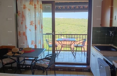 APPARTAMENTO ARREDATO CON BALCONE VICINO AL MARE – PAVIĆINI, DUGA UVALA