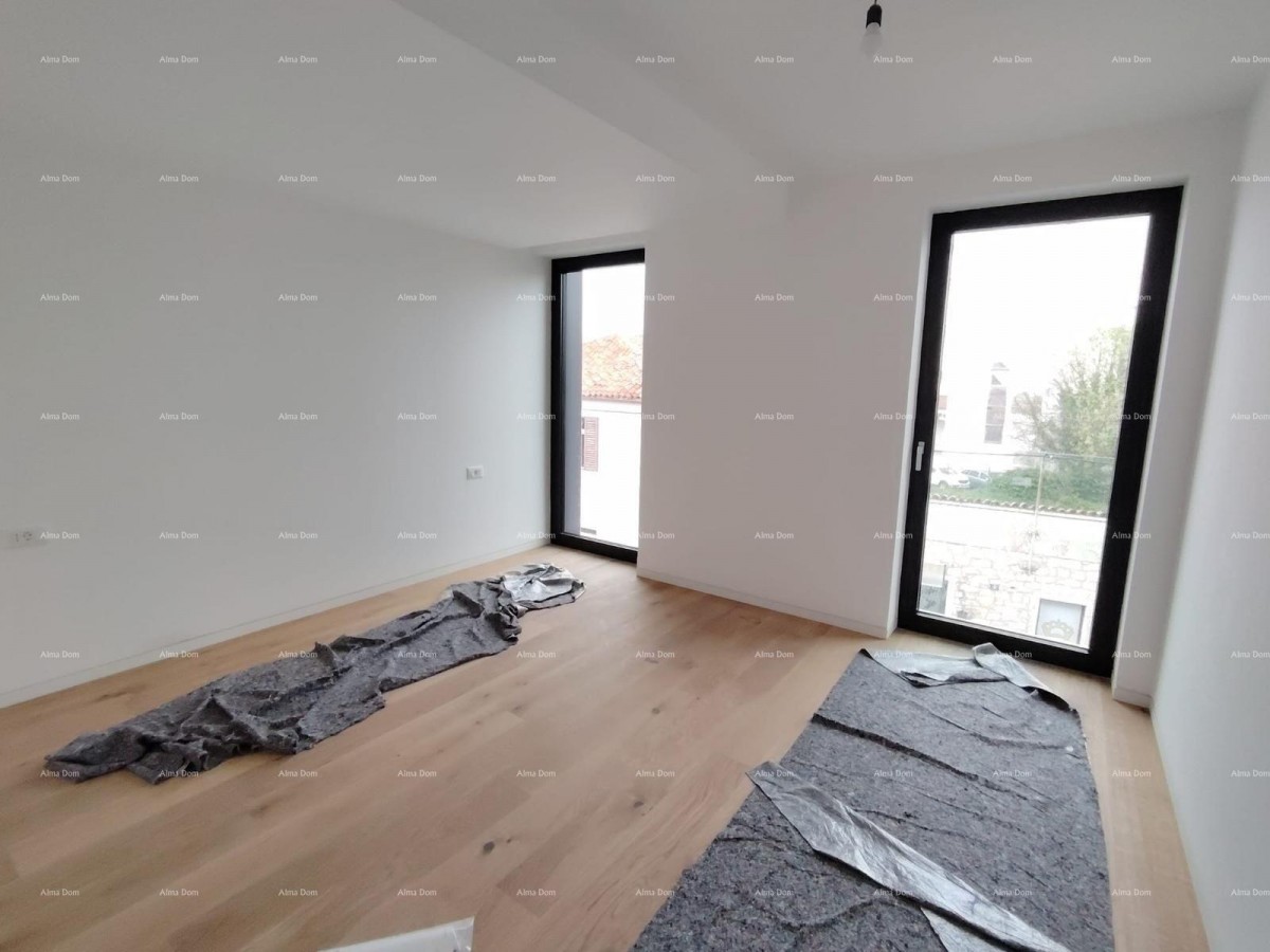 Prodaja stanova u stambeno-poslovnoj zgradi sa pogledom na more, centar Umaga! / S9 11