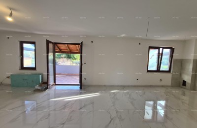 Poreč – appartamento al piano con giardino