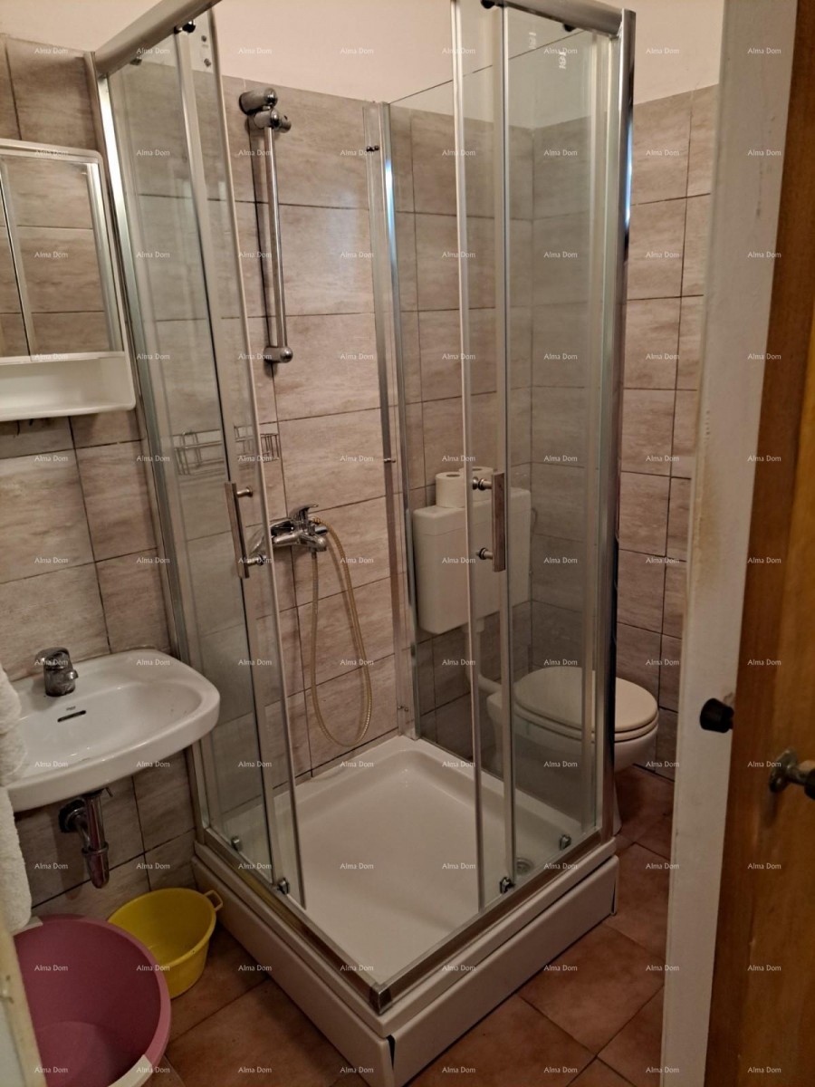 Продается дом с погребом, большой террасой, двумя трехкомнатными квартирами, двором. Отличная возможность для инвестирования! 3