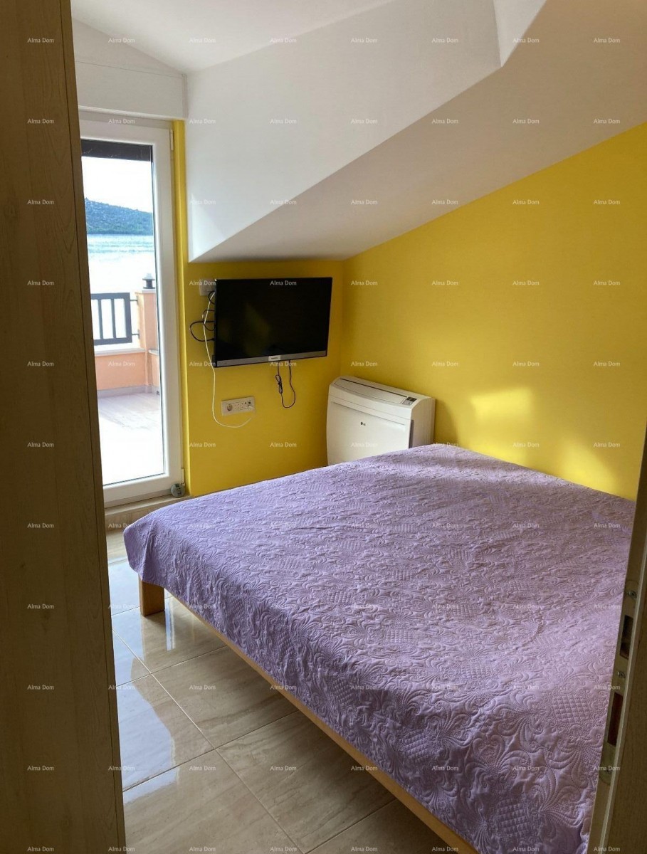 Prodaja - Prvi red do morja! Moderna, prostorna hiša s 4 ločenimi stanovanji, garažo in pomolom, Rogoznica. 12