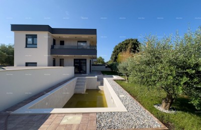 Продаем двухквартирную виллу с бассейном и гаражом