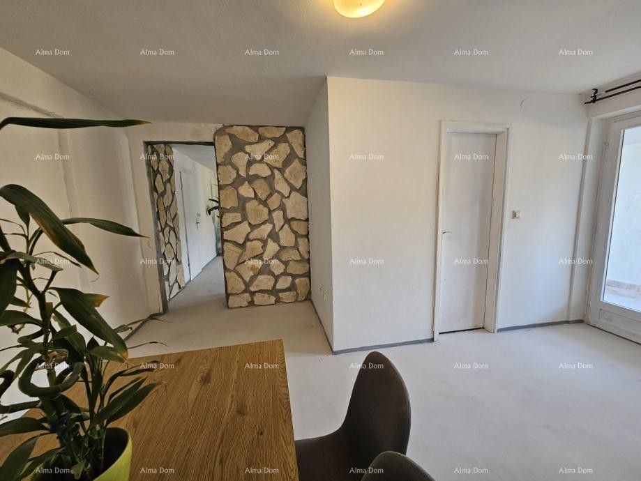 Rovigno: Proprietà vicino alla spiaggia, circondata da pini 2