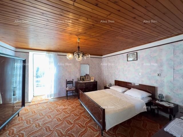 Мы продаем большой отдельно стоящий дом с просторным двором! 30