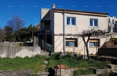 Pola! Una casa con due appartamenti e un ampio giardino.