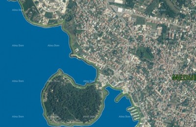 Terreno edificabile attraente a 50 m dal mare a Medolino – crea il tuo paradiso vicino alla costa!
