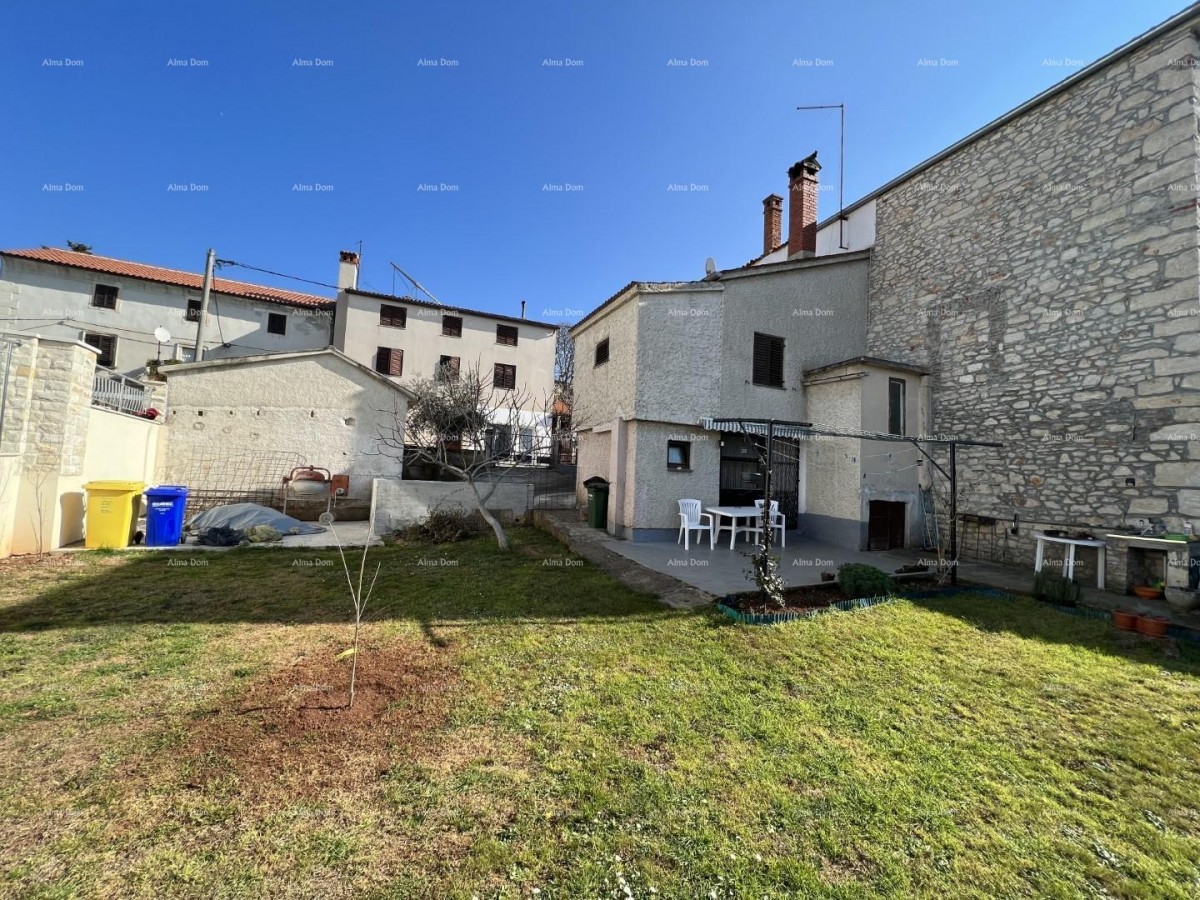 Vendiamo una casa ad uso commerciale e residenziale nel centro di Medulina. 1