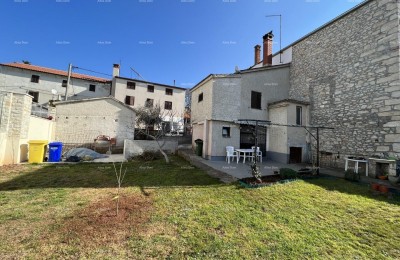 Vendiamo una casa ad uso commerciale e residenziale nel centro di Medulina.