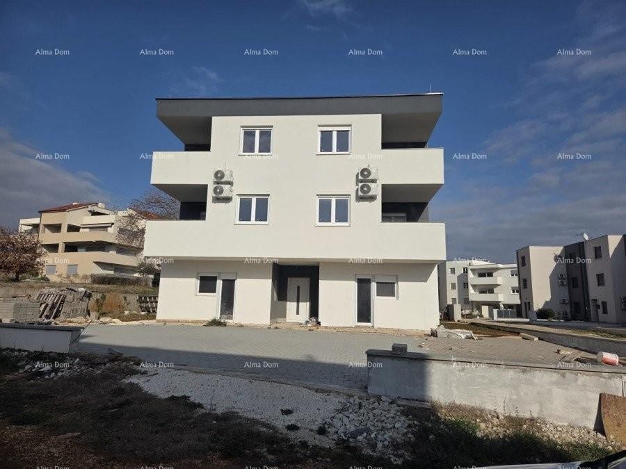 Продается дом с тремя квартирами в Медулине 1