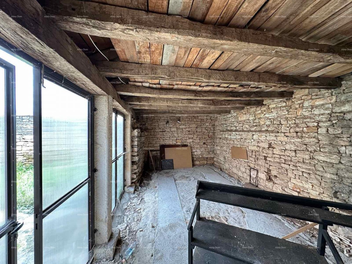 For sale: two old stone houses near the town of Poreč. 2