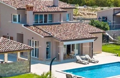 A beautiful villa with a swimming pool is for sale.