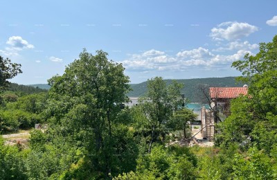 TRGET, GRAĐEVINSKO ZEMLJIŠTE – 924 m² S DJELOMIČNIM POGLEDOM NA MORE