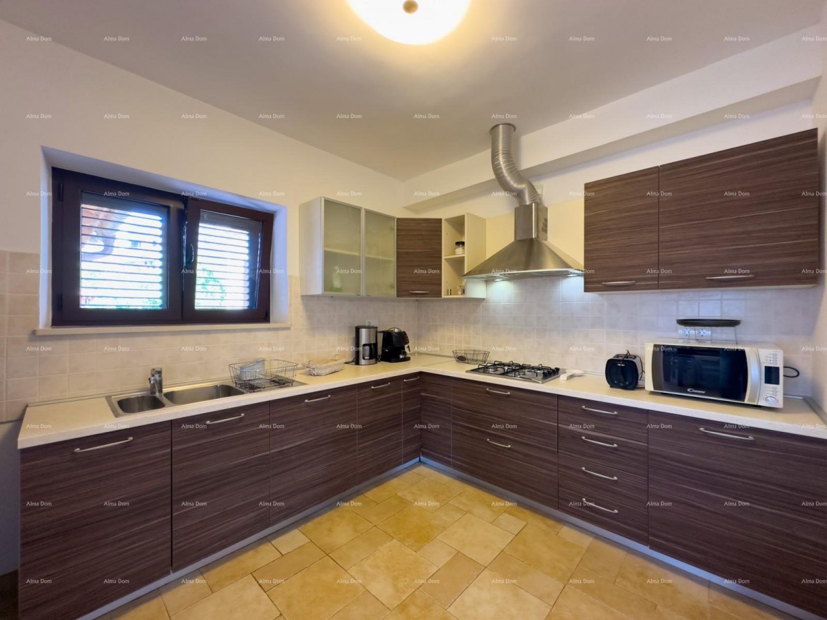 Bellissima casa con piscina a Pola, ideale per famiglie o investimento. 26