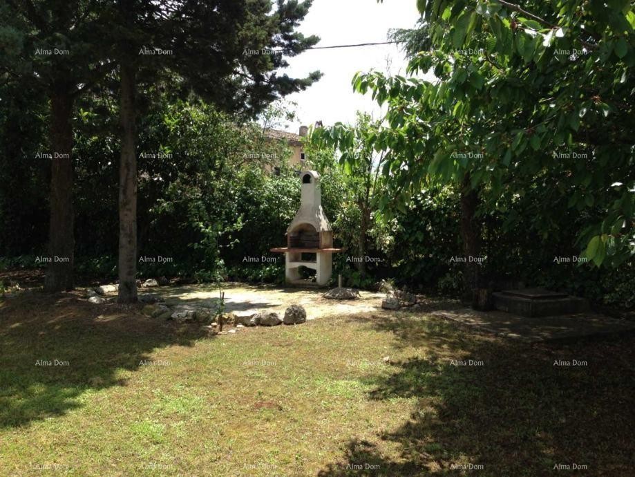 Na prodaj je hiša z veliko dvorišče, 5 km od Poreča. 2