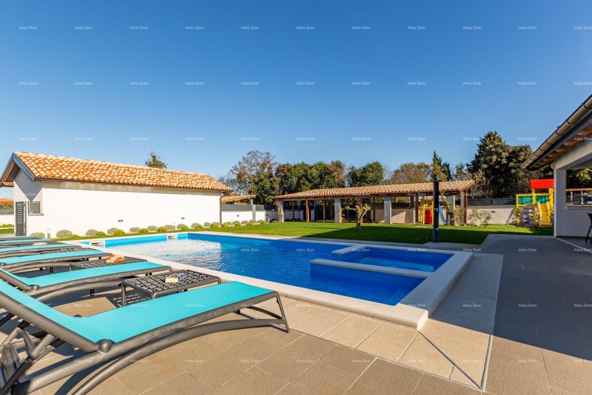 Detached house in Pula.  8 km.   Šikići. 15