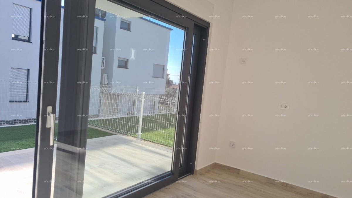 Modern apartment in block B with two parking spaces, close to Umag! S1 4