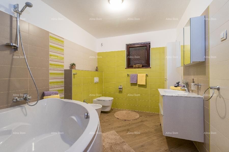 Valdebek. Detached house with a pool and jacuzzi! Close to the center of the city of Pula. 32