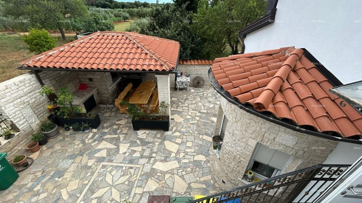 Pula Veli vrh. We are selling a house with multiple apartments and a swimming pool. 2