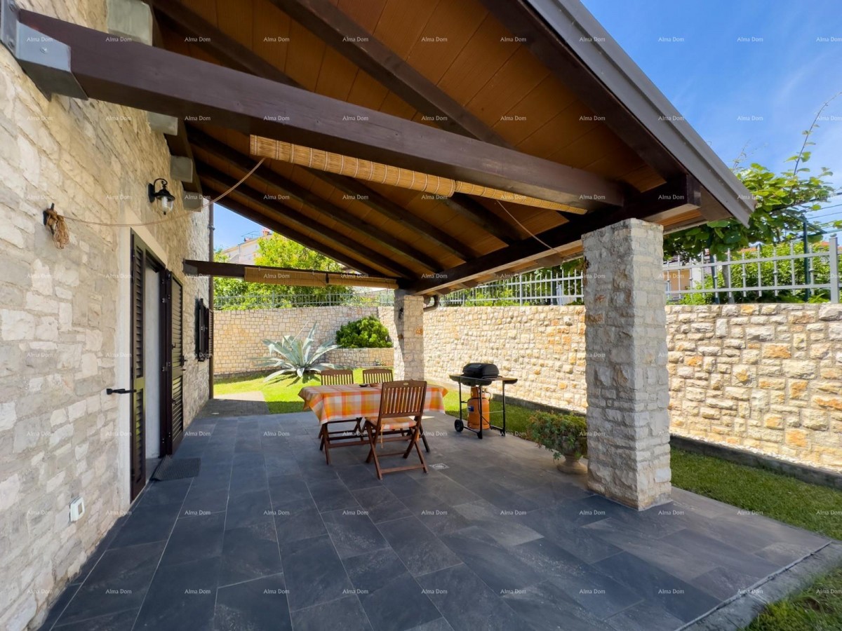 Bellissima casa con piscina a Pola, ideale per famiglie o investimento. 12