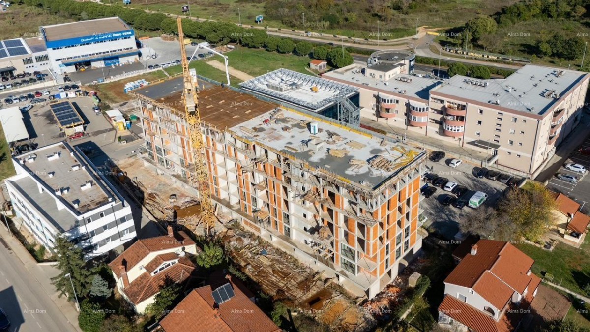 Pula. Nuovo edificio residenziale. Vendita di un appartamento con posto auto e cantina. Vicinanza al nuovo ospedale. S37 14