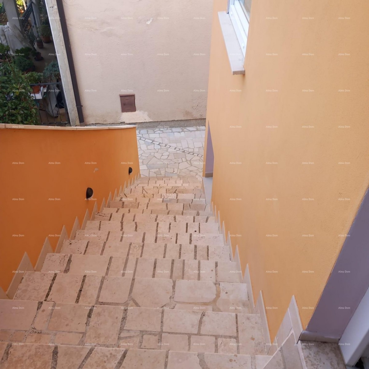 Prodaje se kuća sa 3 apartmana i dvorištem, blizu Pule. Pješčana uvala. 21