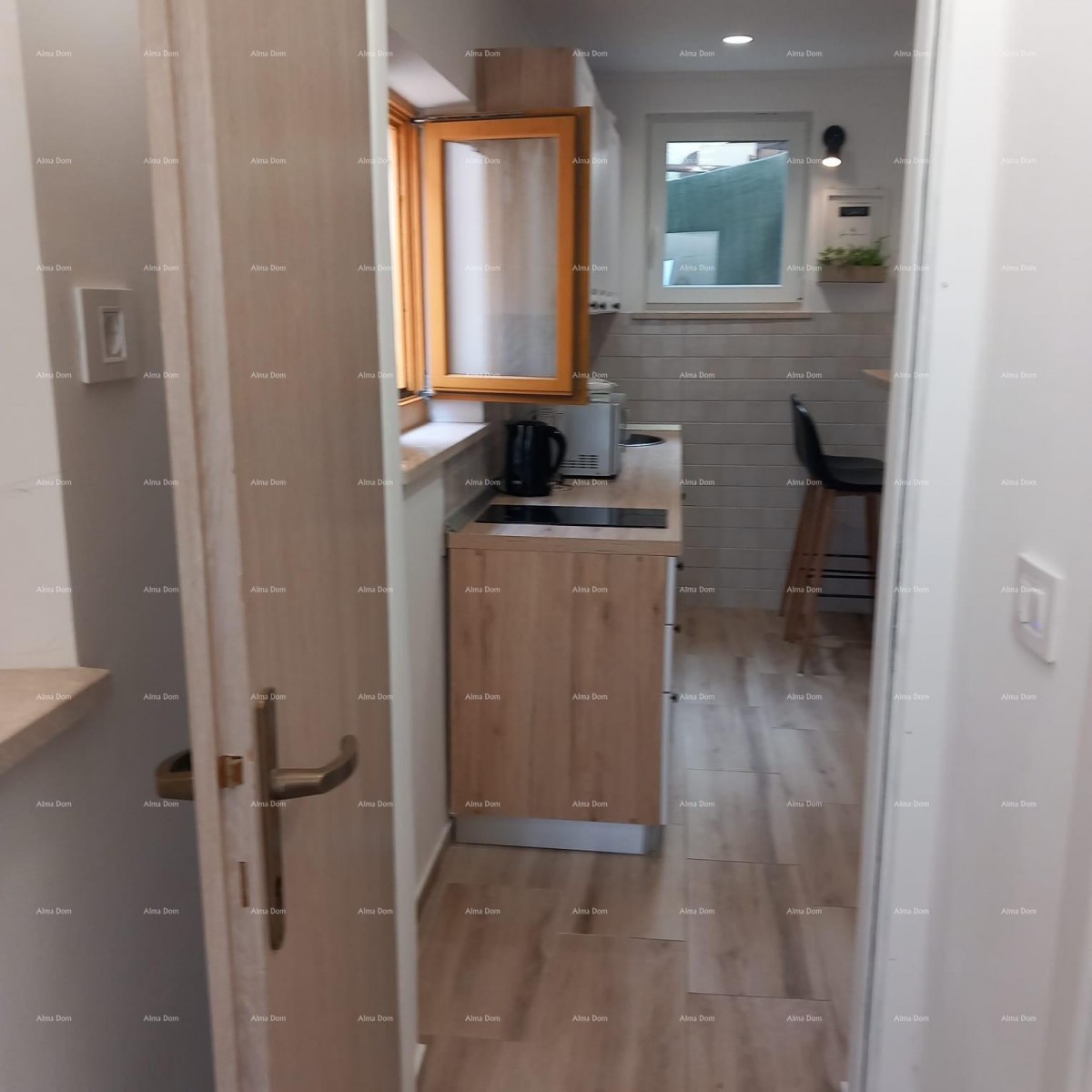 Prodaje se kuća sa 3 apartmana i dvorištem, blizu Pule. Pješčana uvala. 10