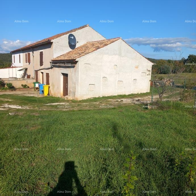 Izvrsna prilika- imanje s kamenom kućom, velikim zemljištem i pomoćnim objektima- blizina Rovinja! 1