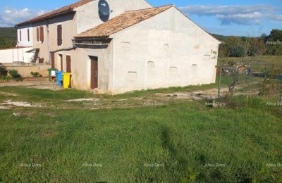 Izvrsna prilika- imanje s kamenom kućom, velikim zemljištem i pomoćnim objektima- blizina Rovinja!